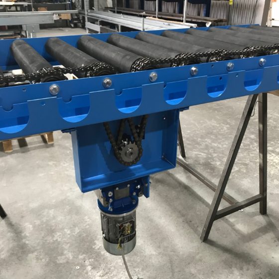 Partie de convoyeur bleu mécanisé à chaines