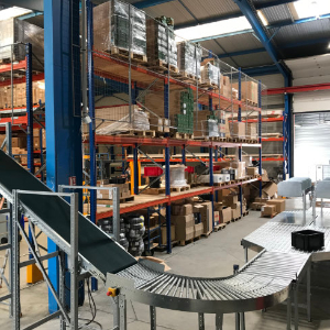 Installation d'un convoyeur mezzanine de MSET avec bande