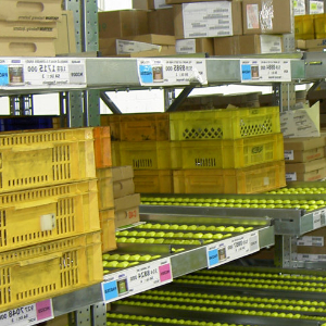 Installation de rails à galets pour un stockage dynamique des marchandises