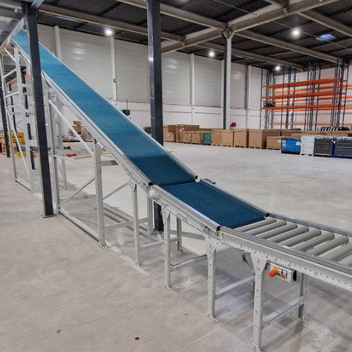 Convoyeur à bande mezzanine dans entrepot de stockage