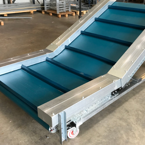 Convoyeur élévateur à bande avec tasseaux