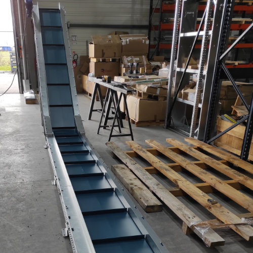 convoyeur élévateur à bande avec tasseaux