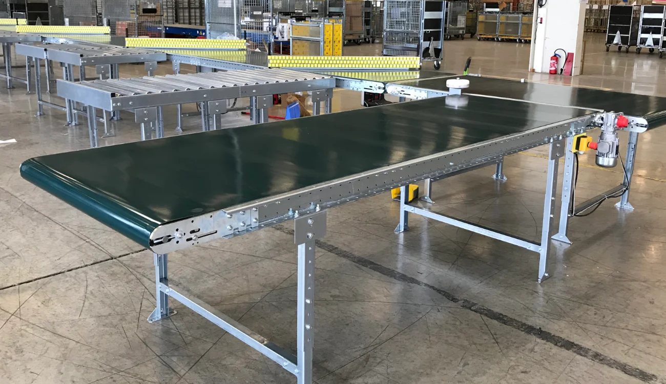 convoyeur à bande dans centre de tri