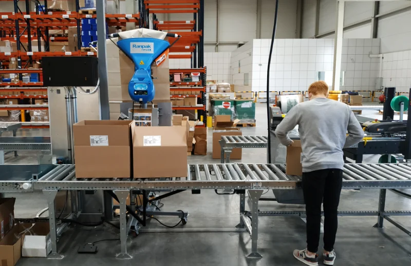 preparation de colis dans entrepot de logistique