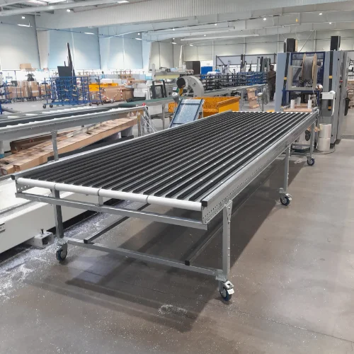 Table à brosses dans atelier Table à brosses dans atelier